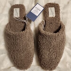 UNIVERSAL THREADS SLIPPERS. NWT.